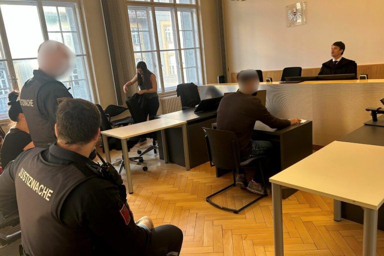 Der Angeklagte wurde aus der U-Haft vorgeführt. ⇒NEUE