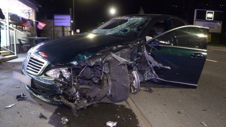 Der Autofahrer war alkoholisiert. Ihm wurde der Führerschein abgenommen.⇒SHOUROT