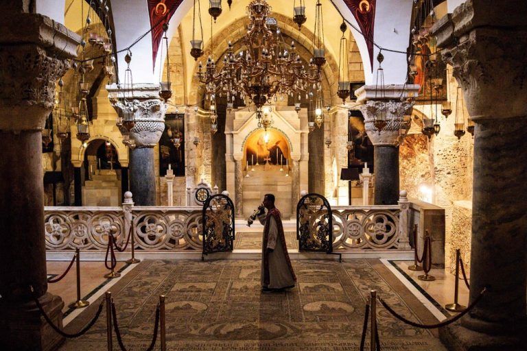 Der Iran-Krieg beeinträchtigt die heurigen Osterfeierlichkeiten in der Grabeskirche. ⇒APA/AFP/JOHN WESSELS