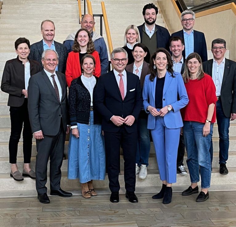 Der ÖVP-Landtagsklub mit EU-Kommissar Magnus Brunner (Mitte).⇒vp