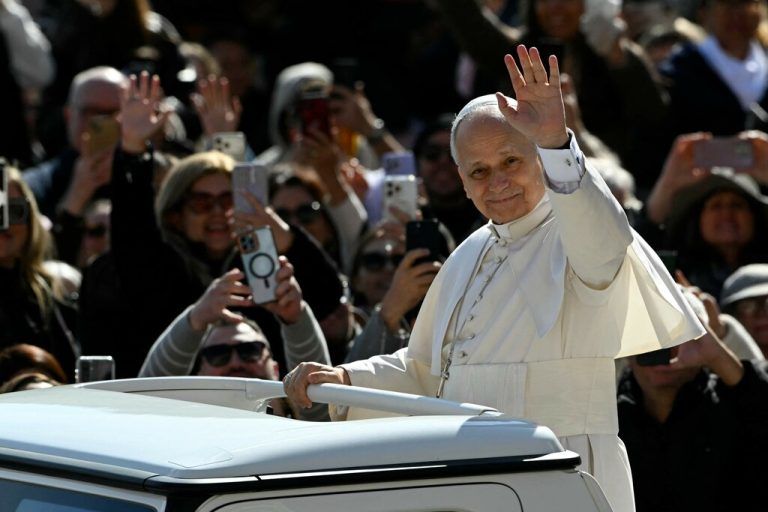 Der Papst erinnert an Wort und Werk seines Vorgängers Franziskus.⇒ ⇒SOLARO/AFP