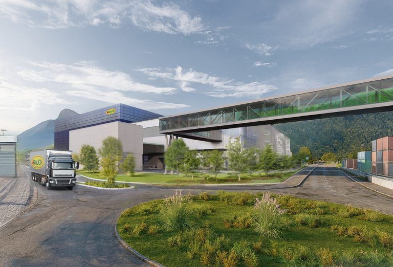 Der Rauch-Standort Nüziders sowie Geschäftsführer Jürgen Rauch. rauch fruchtsäfte (2)