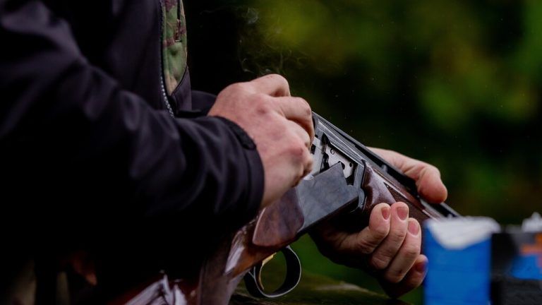 Der Sportschütze verletzte sich und musste ins Spital gebracht werden.⇒Symbolfoto Shutterstock