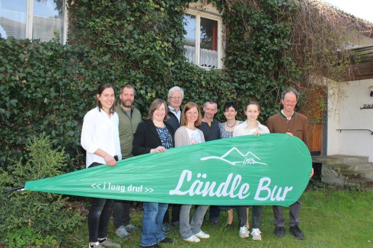 Der Vorstand des „Vereins vom Ländle Bur“ mit Geschäftsführerin Alexan­dra Feuerstein.⇒Ländle Bur (3)