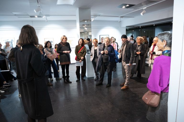 Die Besucher haben die Gelegenheit auf einen Einblick in das kreative Zentrum der Künstler – wie hier in der Ausstellung „Land des Leoparden“ von Bianca Tschaikner.⇒Serra (2)