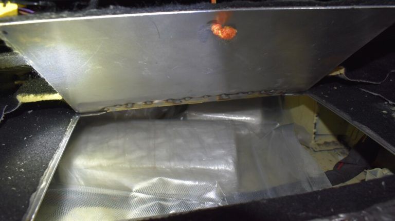 Die Drogen waren unter dem Beifahrersitz versteckt. BAZG