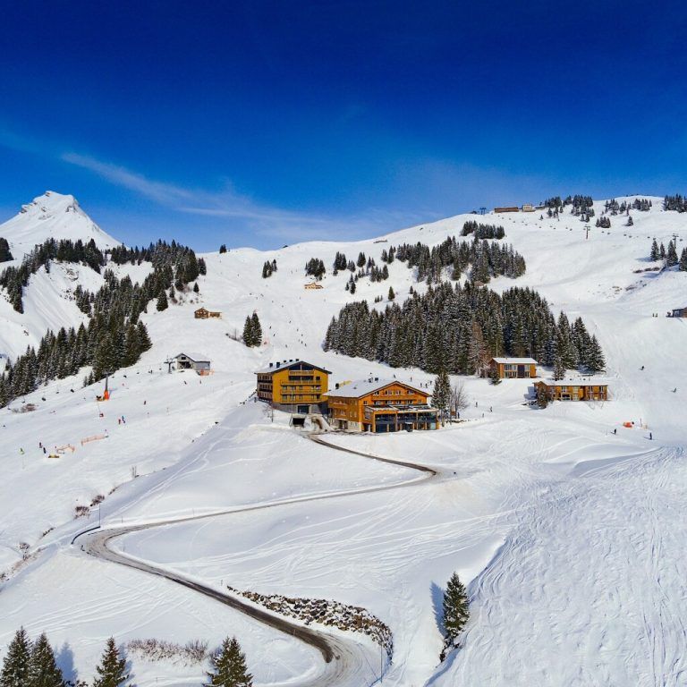 Die Einbrecher gelangten zu Fuß über einen Güterweg zum Hotel. Die Bilder der Überwachungskamera zeigen die Täter beim erfolglosen Versuch, den Tresor zu öffnen.⇒ ZVG