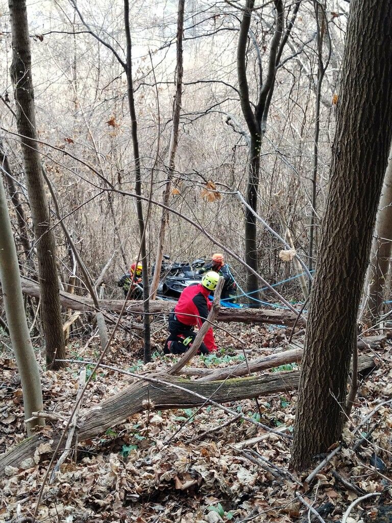 Die Feuerwehr Tosters sicherte das Unfallfahrzeug für den späteren Abtransport per Hubschrauber. ⇒FFW Tosters