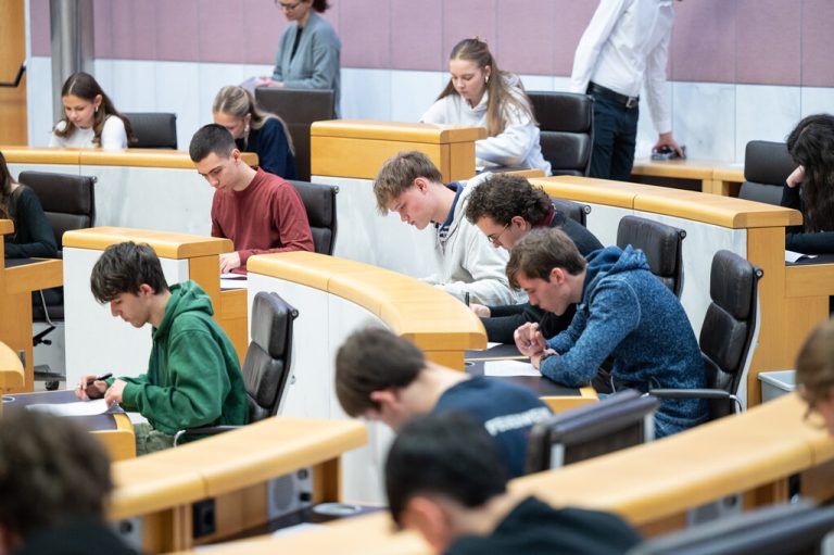 Die Jugendlichen im Landhaus.⇒Serra