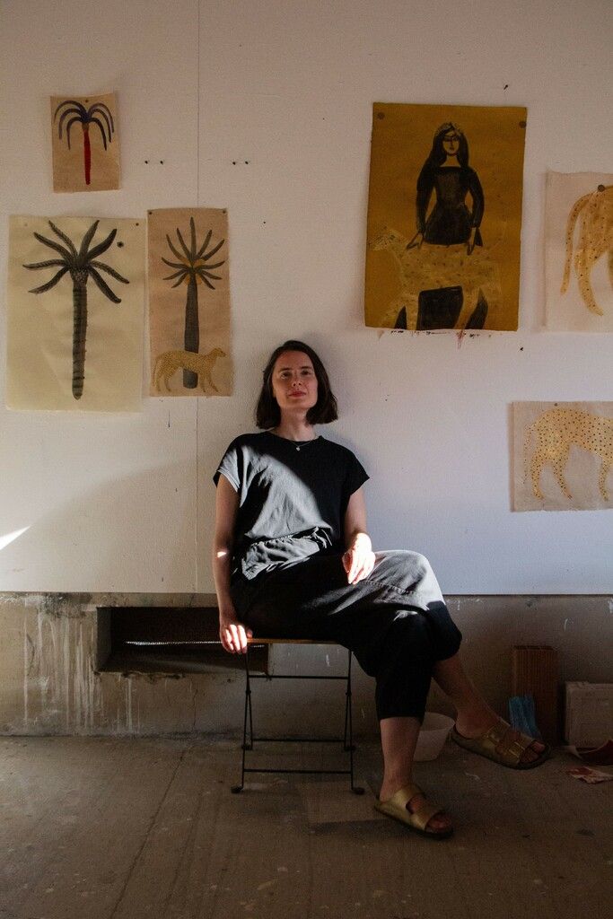 Die Vorarlberger Künstlerin Bianca Tschaikner in ihrer Ausstellung.Tschaikner, Lama