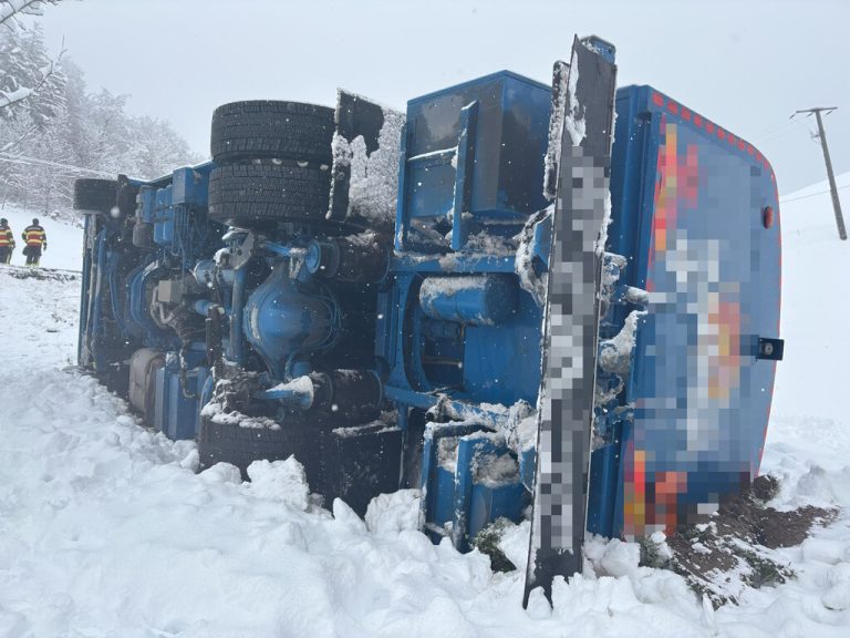 Die winterlichen Verhältnisse sorgten in der Schweiz für zahlreiche Unfälle. ⇒kapo St. Gallen (2)