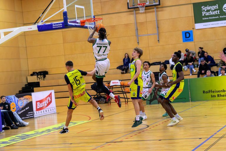 Dornbirns Nummer 77 Aristote Bissokot zeigte teilweise ein spektakuläres Spiel.⇒volker Schöller