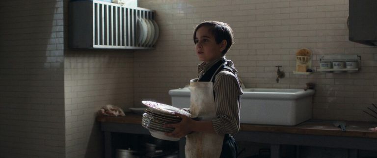 Ein alter Hotelaufzug wird für Karli zum Tor ins Jahr 1938. ⇒polyfilm