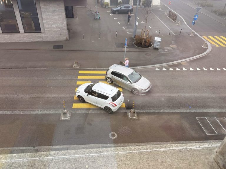 Ein Unfall passierte direkt vor der Polizeistation.⇒kpstg