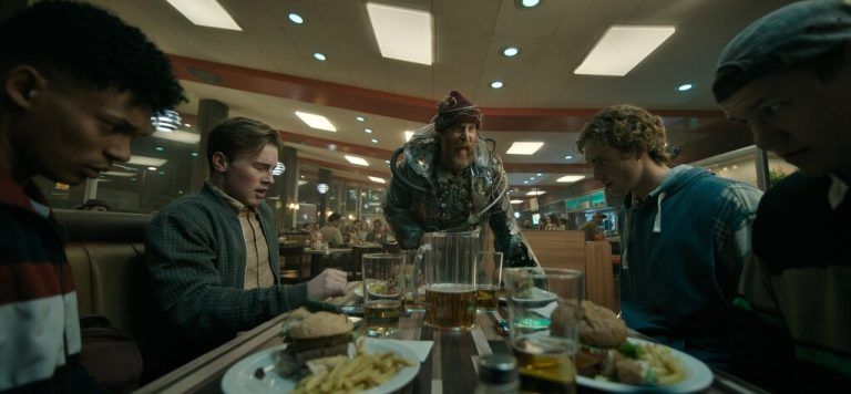 Ein zotteliger Zeitreisender versammelt eine skurrile Truppe für die Rettung der Menschheit.⇒constantin film