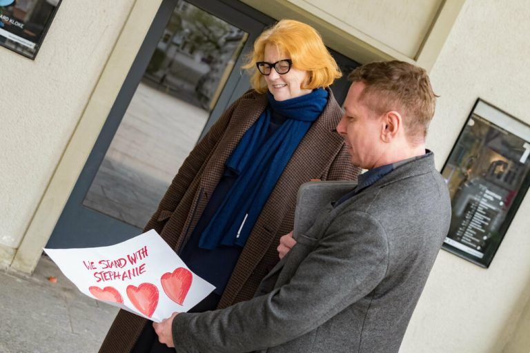 Eine auf dem Boden gefundene Solidaritätsbekundung für Gräve, am Tag nach der „Blaubart“-Premiere.