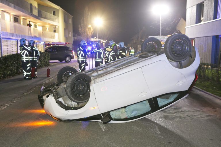 Pkw landet auf Dach