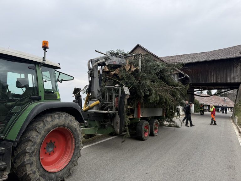 Traktor riss Teile von Brücke mit