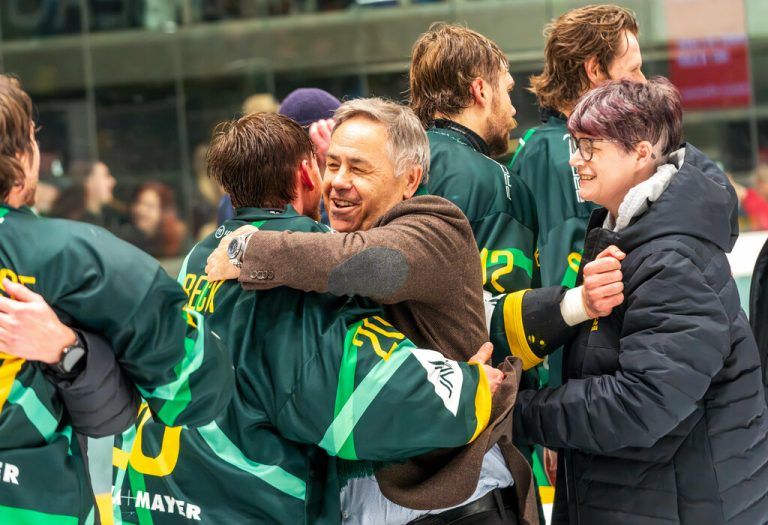 Herbert Oberscheider feiert mit seinem EHC den ÖEL-Meistertitel. ⇒⇒ Dietmar Stiplovsek, Klaus Hartinger