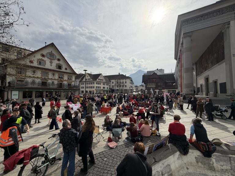 Frauen aus allen Altersgruppen fanden sich auf dem Dornbirner Marktplatz ein. ⇒NEUE (10)