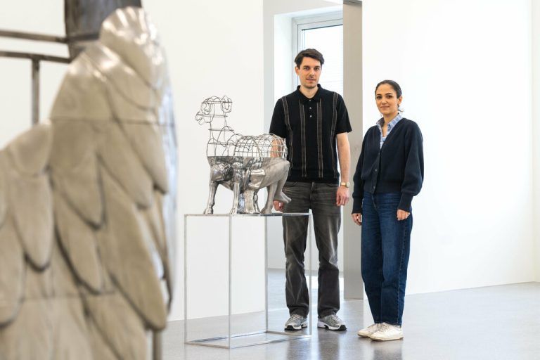 Galeristen Simeon und Zeynep Brugger mit Skulpturen von Oliver Laric.⇒Stiplovsek(3)