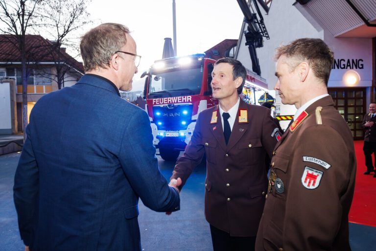Gantner bedankt sich bei den Feuerwehrleuten. ⇒land vorarlberg/hofmeister