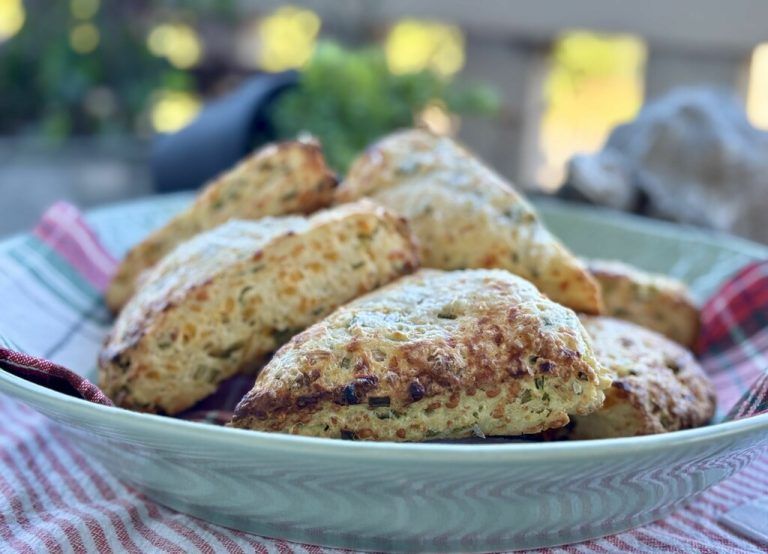 Goldbraun gebacken, außen knusprig und innen herrlich saftig – diese Käse-Schnittlauch-Scones sind perfekt. ⇒Ulrike Hagen