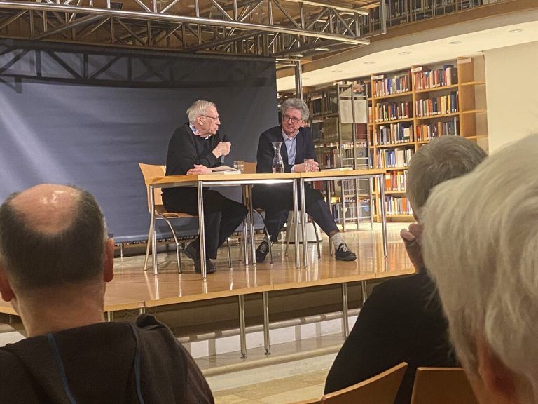 Hans Weiss im Gespräch mit Jürgen Thaler am letzten Freitag im Kuppelsaal der Vorarlberger Landesbibliothek. bereuter