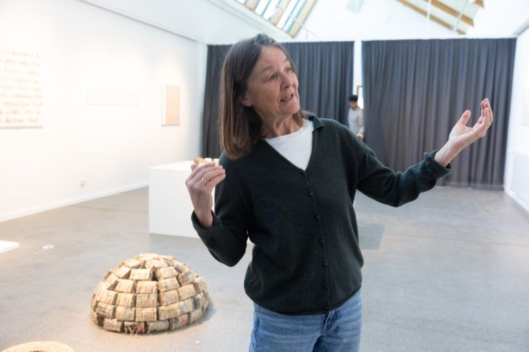 Imelda Wachter geht in den Worten der Kunsthis-torikerin Kathrin Dünser „mit Menschen ebenso behutsam um wie mit den Dingen.“Hartinger (2)