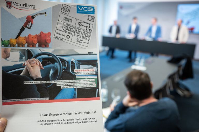 Informierten: Michael Schwendinger (VCÖ), Landesstatthalter Christof Bitschi und Michael Mangeng (ÖBB).⇒serra