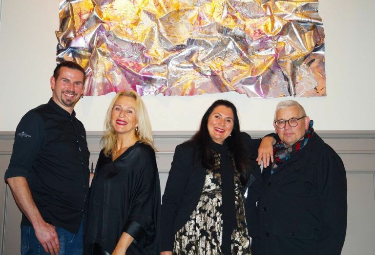 Inhaber Lukas Buttazoni mit den beiden Künstlerinnen Mercedes und Franziska Welte sowie Erwin Buttazoni. Ritter (7)
