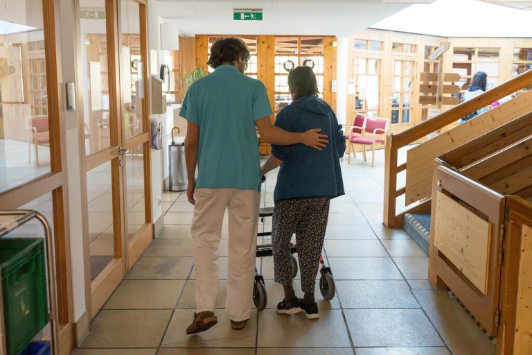 Jakob Nagel ist seit seiner Ausbildung im Sozialzentrum Hohenems als Pfleger aktiv.⇒Stiplovsek (4)