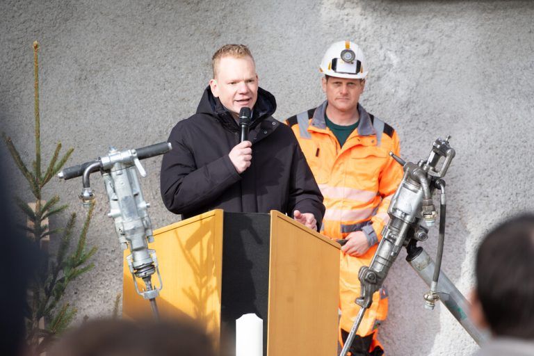 Landesstatthalter Christof Bitschi (hier bei der Anschlagfeier zum Tunnel) wird die Anfrage beantworten.⇒hartinger