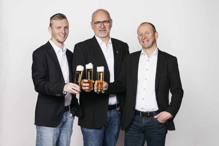 Laurin Bernhart, Martin Koch und Kurt Michelini stoßen auf die Zukunft der Brauerei Frastanz an. bf