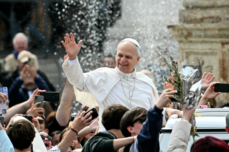 Leo XIV. grüßt die Menge beim Verlassen der Palmsonntagsmesse auf dem Petersplatz im Vatikan.⇒APA