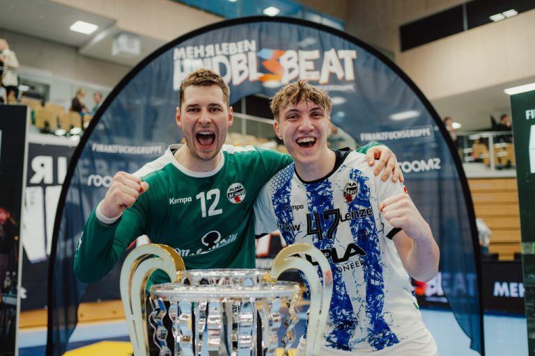 Lukas Fritsch (r.) feiert mit Lukas Gurskis den Ligacup-Titel.⇒ GEPA