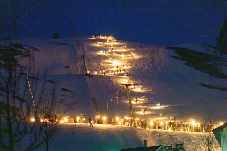Mit der Fackelabfahrt setzten rund 250 Menschen ein Zeichen für den Fortbestand des Skigebiets. ⇒dietmar stiplovsek