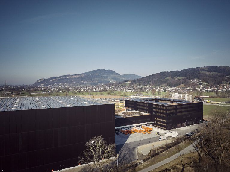 Mit eigenen Photovoltaikanlagen erzeugte Gebrüder Weiss 15.000 Megawattstunden Strom. Hier: die neue Anlage auf dem Logistik- und IT-Center in Wolfurt. ⇒Gebrüder Weiss (2)