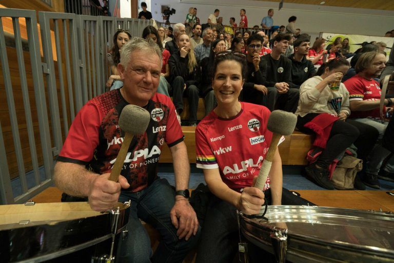 Oben trommelt Daniel, darunter seine Kollegen Christian (l.) und Andrea. Unten Isabella (l.) und Elke im Dienst.