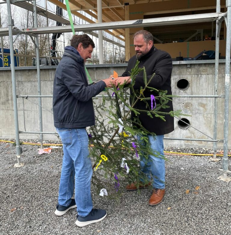 Obmann Gerhard Ritter und Bürgermeister Markus Fäßler bei der Firstfeier.⇒stadt dornbirn