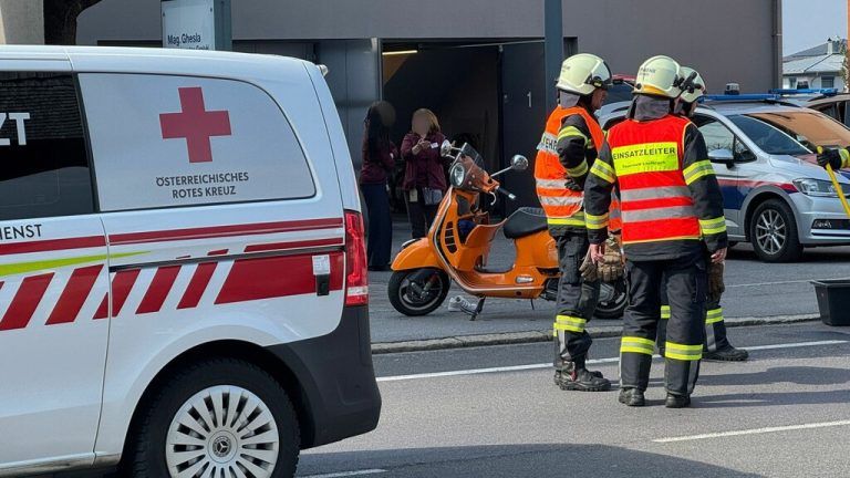 Rettung und Notarzt rückten zur Unfallstelle an.⇒vol.at/waanders