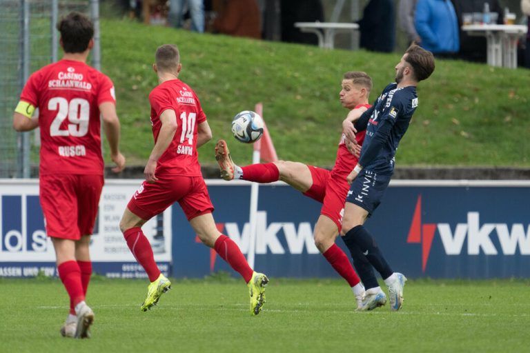 Tamas Herbaly (2.v.r.) ist mit seinen bisherigen 13 Saisontreffern die Lebensversicherung für den FC Dornbirn.⇒Stiplovsek