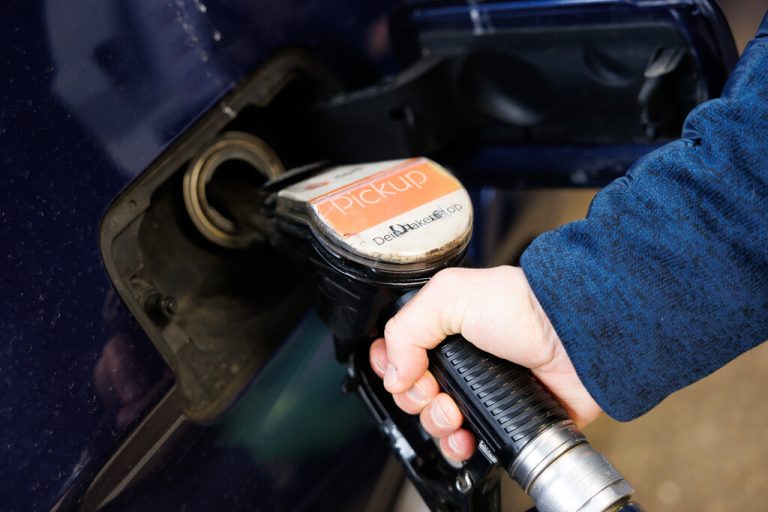 Tankstellen großer Konzerne müssen die Senkung sofort weitergeben.⇒APA