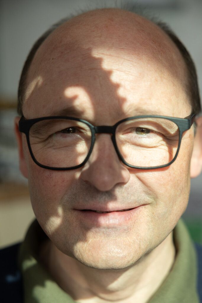 Thomas Kofler mit dem Schatten eines Schraubenkranz im Gesicht. Als Sinnbild dafür, dass er ganz viel Radsport im Kopf hat. Rechts: Impressionen vom GP Vorarlberg.Stiplovsek (2), Hartinger