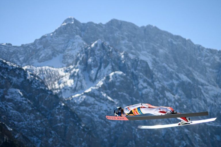 Tschofenig fliegt an seinem 24. Geburtstag mit dem Team zum Sieg. AFP