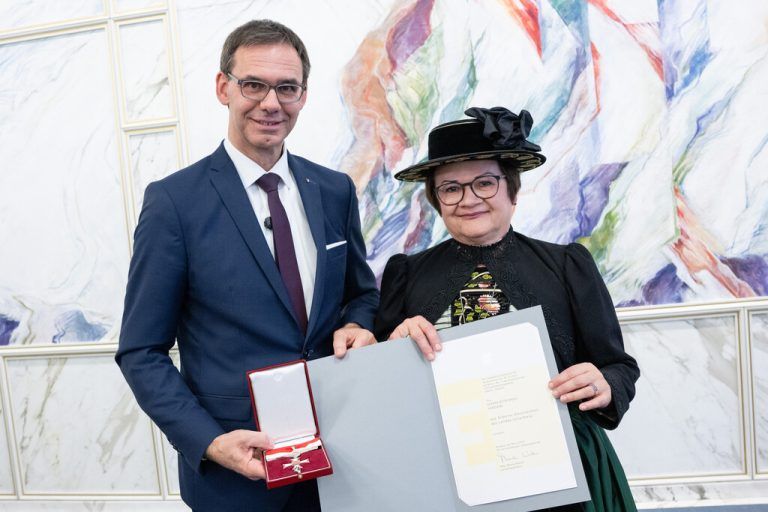 Ulrike Bitschnau wurde von Markus Wallner das Silberne Ehrenzeichen des Landes Vorarl­berg überreicht.vlk/serra