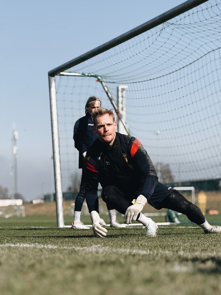Während dem Austria-Training wurde der Rasen in der Sun-Minimeal-Arena spielfitgemacht. Verein (2)