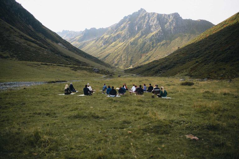 Wie beim Offline-Dorf 2023 im Montafon entsteht auch in Tirol ein Raum, in dem digitale Ablenkung Pause macht und das Menschsein in den Mittelpunkt rückt.⇒ZVG/Bueroludwina (3)