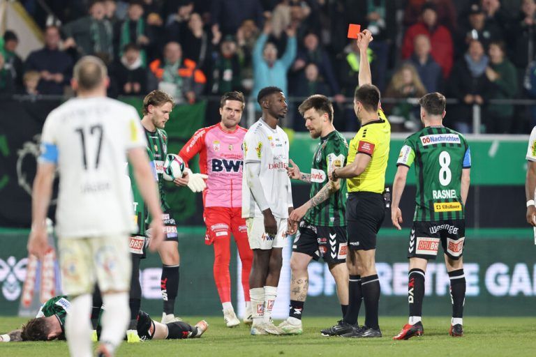 58. Minute in Ried: Rote Karte für Ousmane Diawara. ⇒GEPA