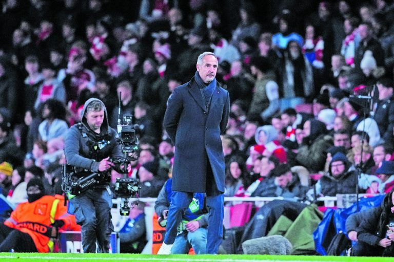 Adi Hütter im Auswärtsspiel beim FC Arsenal sowie unten mit Konrad Laimer. ⇒AFP (2)